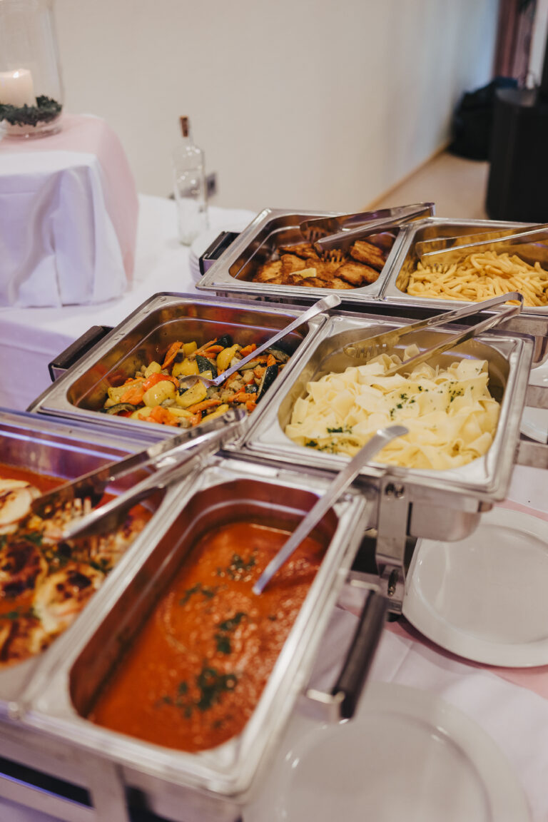 Haus Silberbach Buffet-Auswahl: buntes Gemüse, Nudeln und Tomatensauce in Edelstahl-Trays