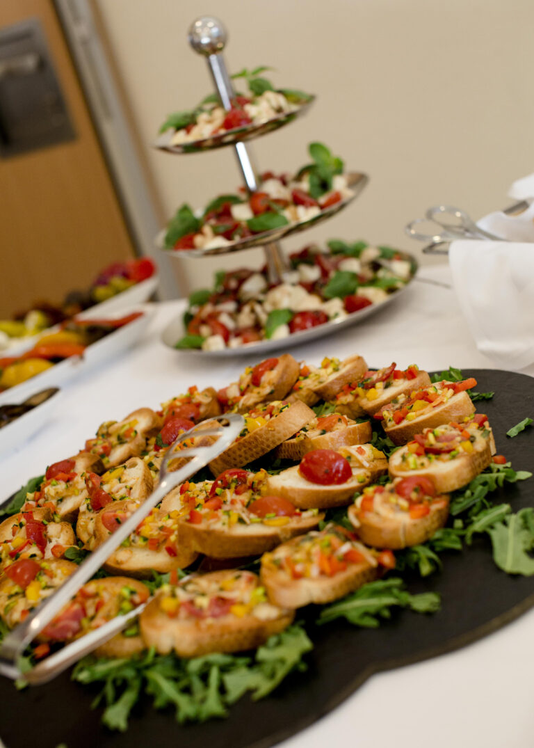 Hotel Silberbach Buffet mit Bruschetta und Antipasti – bunte Häppchenplatte