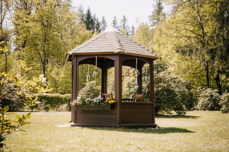 Hotel Silberbach Holz-Gartenpavillon im Parkbereich – Gartenlandschaft