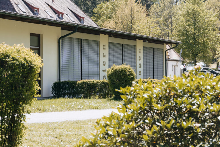 Haus Silberbach Außenansicht im Fichtelgebirge – beige Fassade, grüne Bepflanzung und rotes Dach