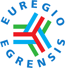 Das Euregio-Logo mit blauen Buchstaben und farbigen Linien steht für grenzüberschreitende Zusammenarbeit im Bereich Tagungen & Akademie bei Haus Silberbach.