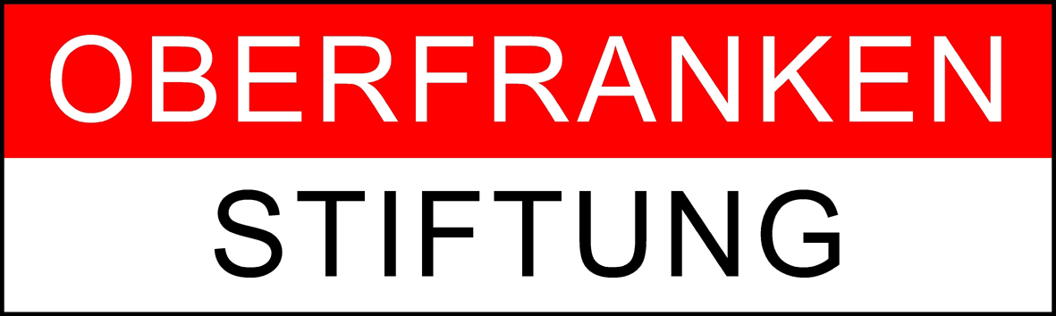 Das Logo der Oberfrankenstiftung mit rotem Balken und schwarzer Schrift zeigt den Namen klar und schlicht auf weißem Hintergrund.